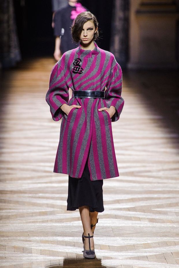 Dries Van Noten... أناقة الخطوط الوهمية