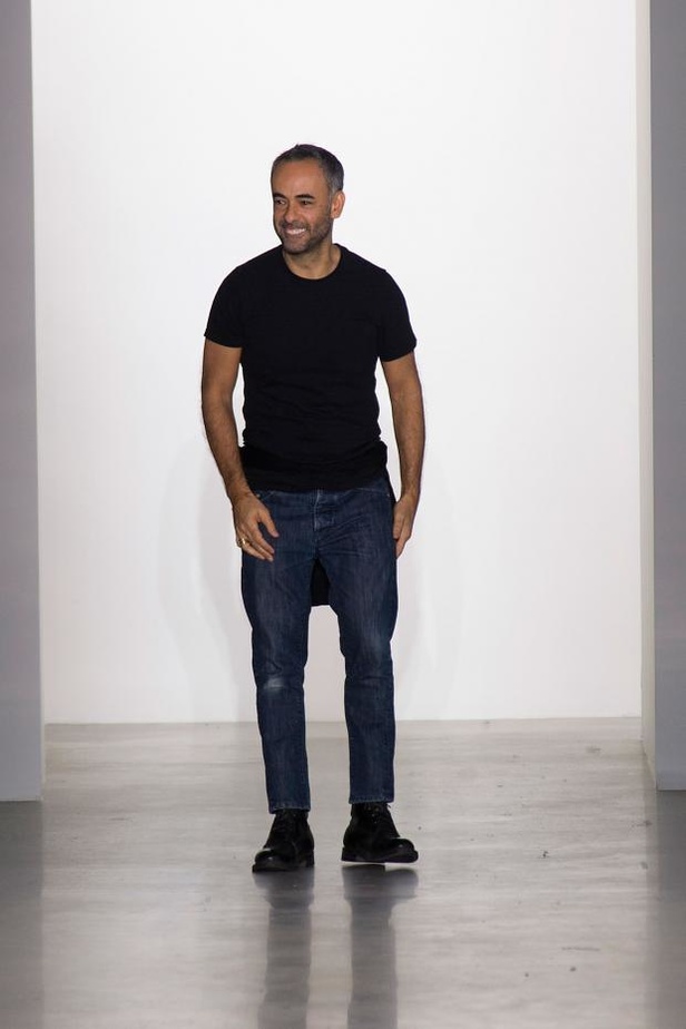 Calvin Klein يغزل الأناقة بخيوط الشمس