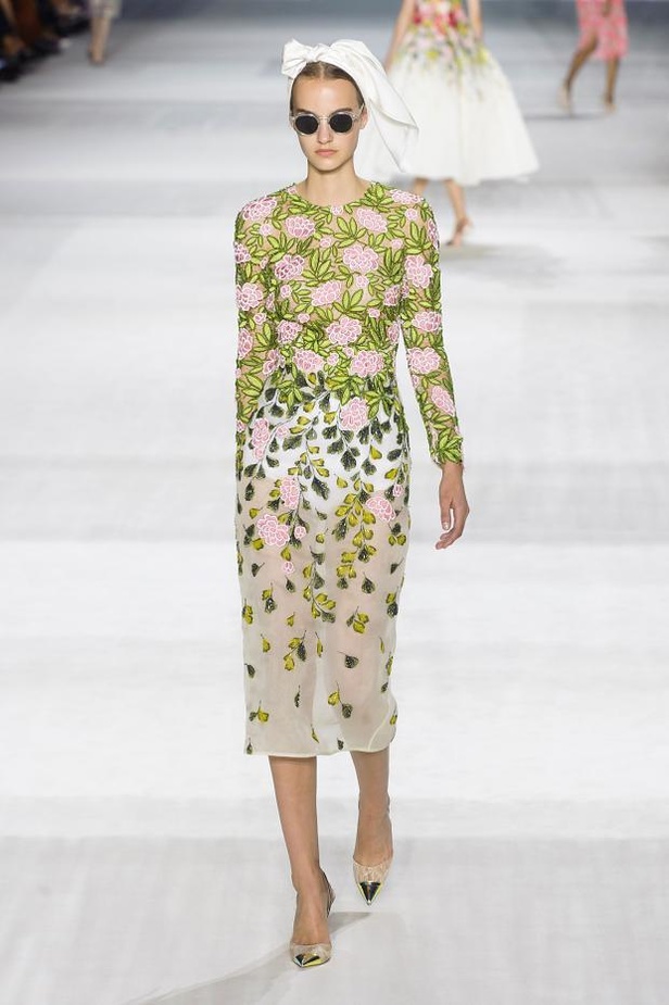 Giambattista Valli : خريف مزهر يتحدى الشحوب