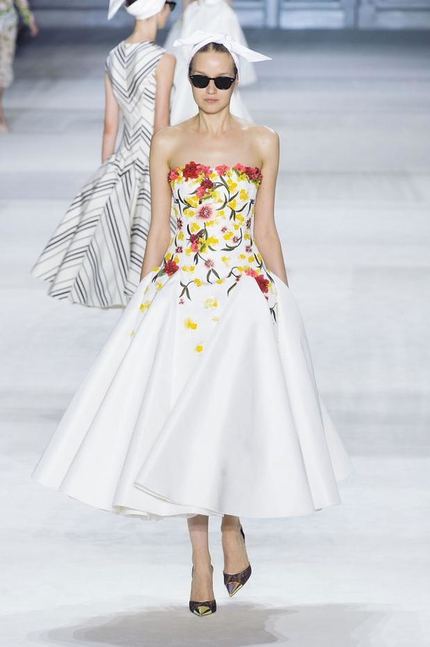 Giambattista Valli : خريف مزهر يتحدى الشحوب