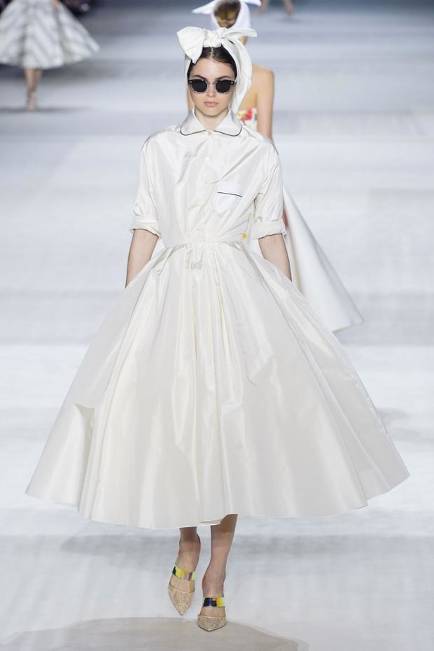 Giambattista Valli : خريف مزهر يتحدى الشحوب