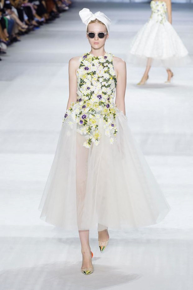 Giambattista Valli : خريف مزهر يتحدى الشحوب