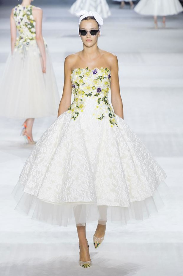 Giambattista Valli : خريف مزهر يتحدى الشحوب