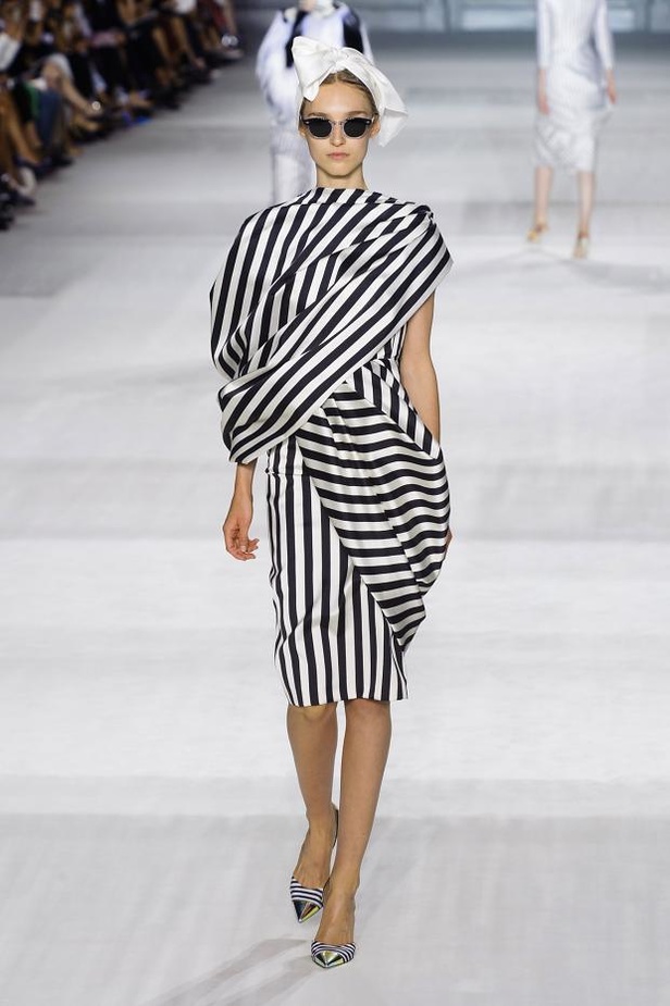 Giambattista Valli : خريف مزهر يتحدى الشحوب