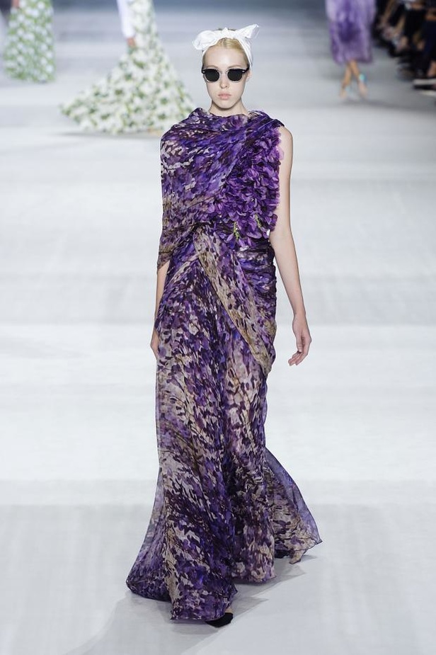 Giambattista Valli : خريف مزهر يتحدى الشحوب