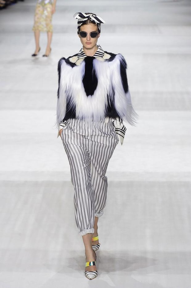 Giambattista Valli : خريف مزهر يتحدى الشحوب