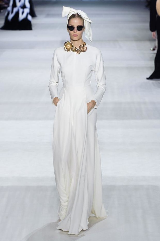 Giambattista Valli : خريف مزهر يتحدى الشحوب