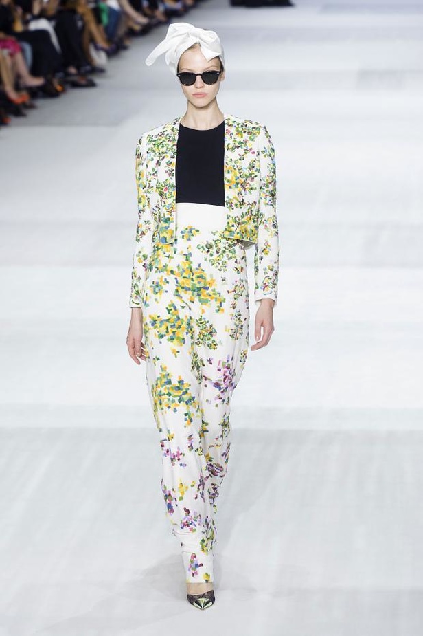 Giambattista Valli : خريف مزهر يتحدى الشحوب