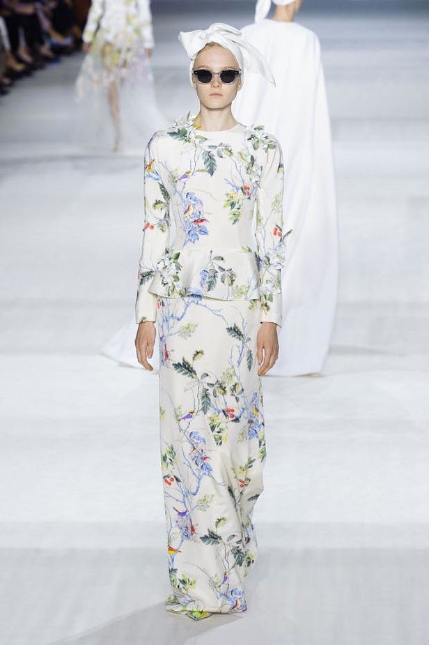 Giambattista Valli : خريف مزهر يتحدى الشحوب