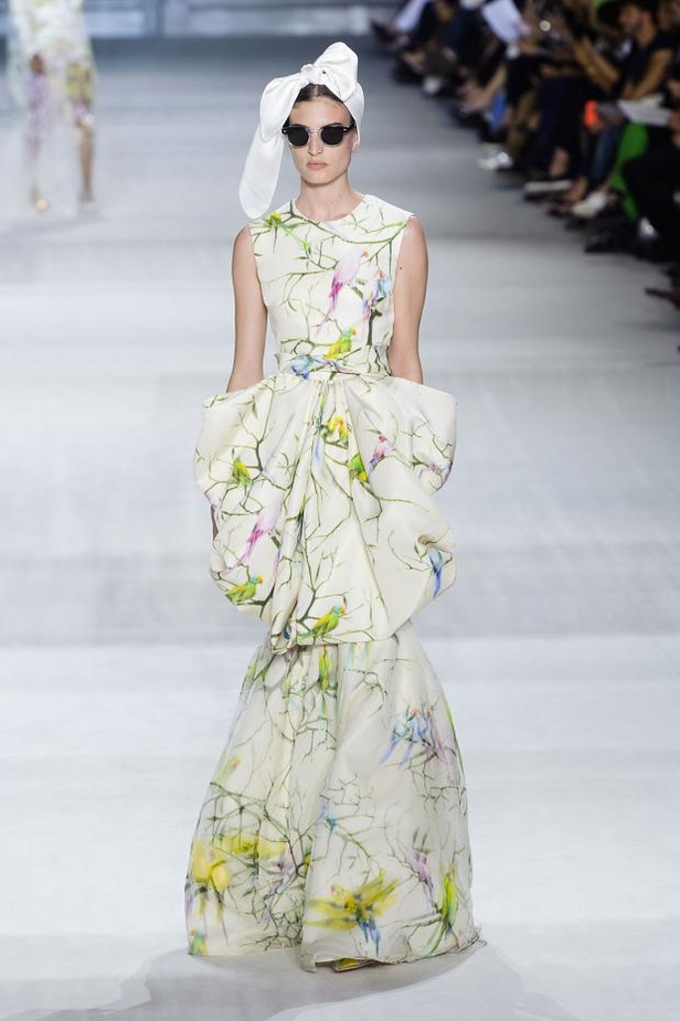 Giambattista Valli : خريف مزهر يتحدى الشحوب