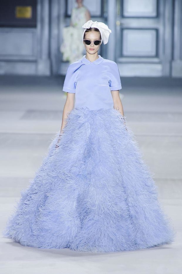 Giambattista Valli : خريف مزهر يتحدى الشحوب