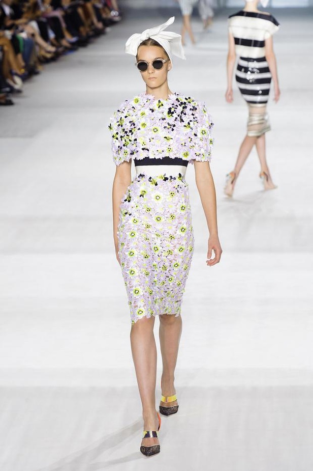 Giambattista Valli : خريف مزهر يتحدى الشحوب