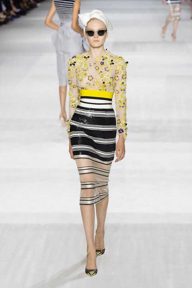 Giambattista Valli : خريف مزهر يتحدى الشحوب