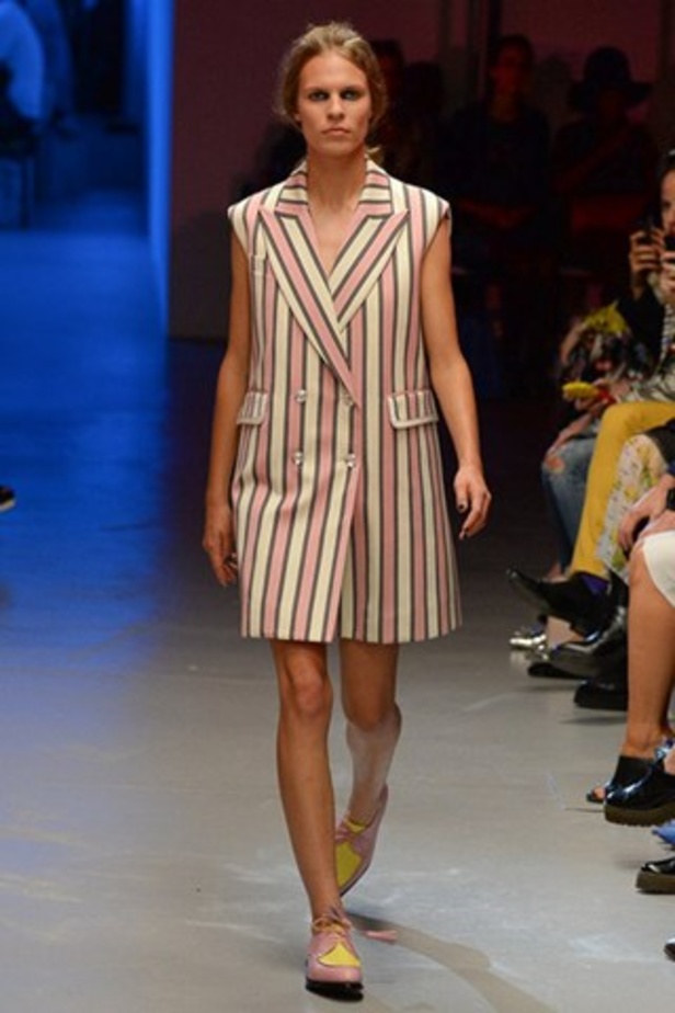 تصاميم غير متوقعة لدار Giles لربيع وصيف 2015