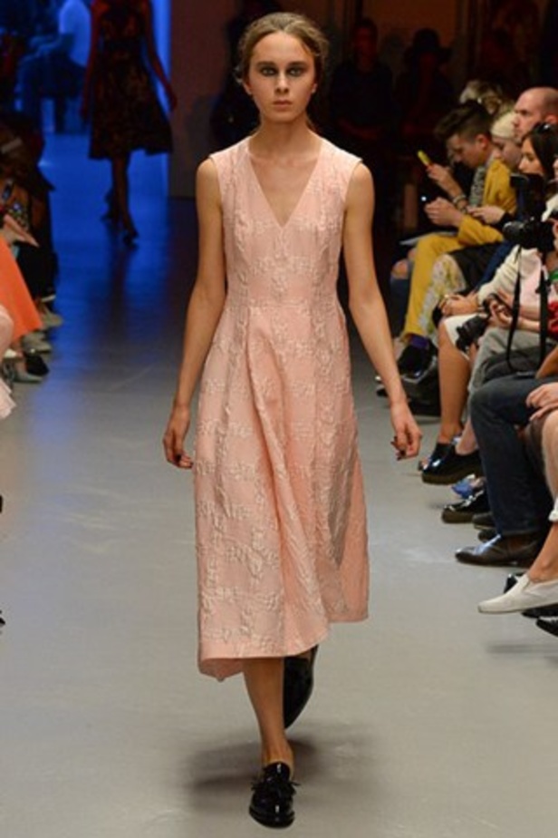 تصاميم غير متوقعة لدار Giles لربيع وصيف 2015