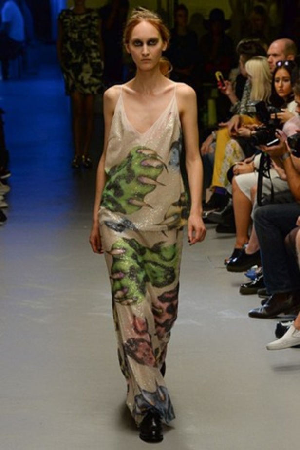 تصاميم غير متوقعة لدار Giles لربيع وصيف 2015