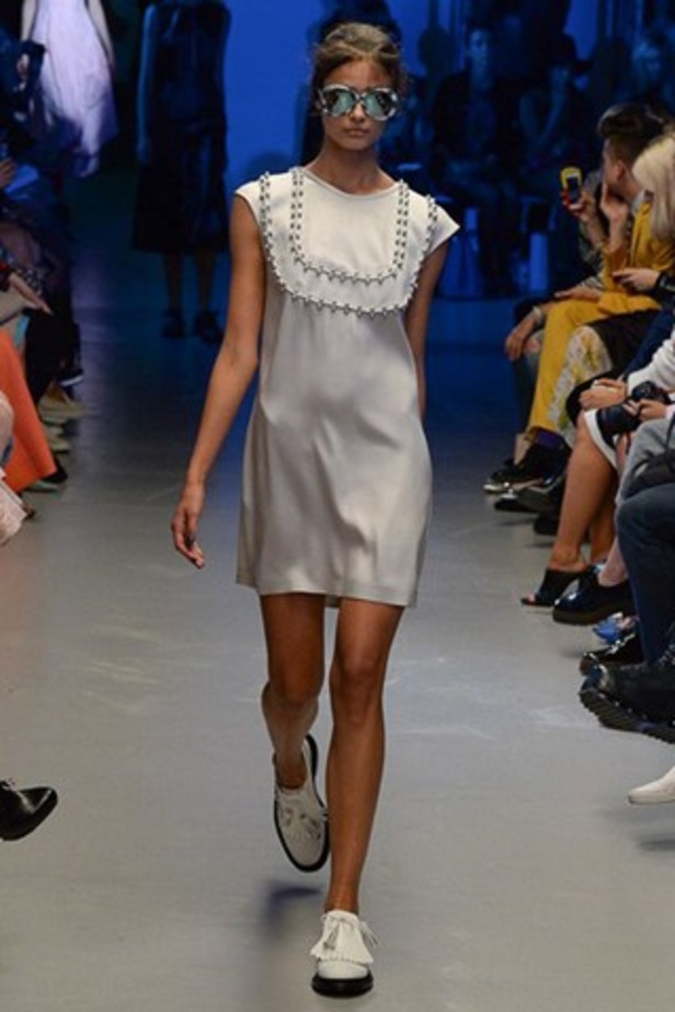 تصاميم غير متوقعة لدار Giles لربيع وصيف 2015