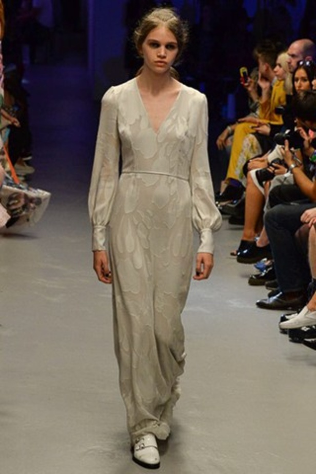 تصاميم غير متوقعة لدار Giles لربيع وصيف 2015