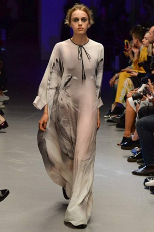 تصاميم غير متوقعة لدار Giles لربيع وصيف 2015