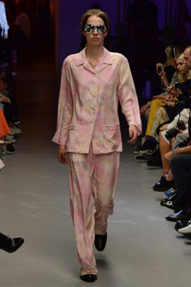 تصاميم غير متوقعة لدار Giles لربيع وصيف 2015