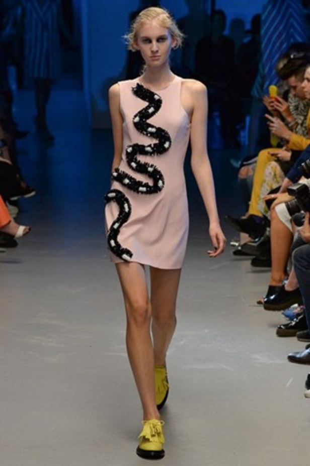 تصاميم غير متوقعة لدار Giles لربيع وصيف 2015