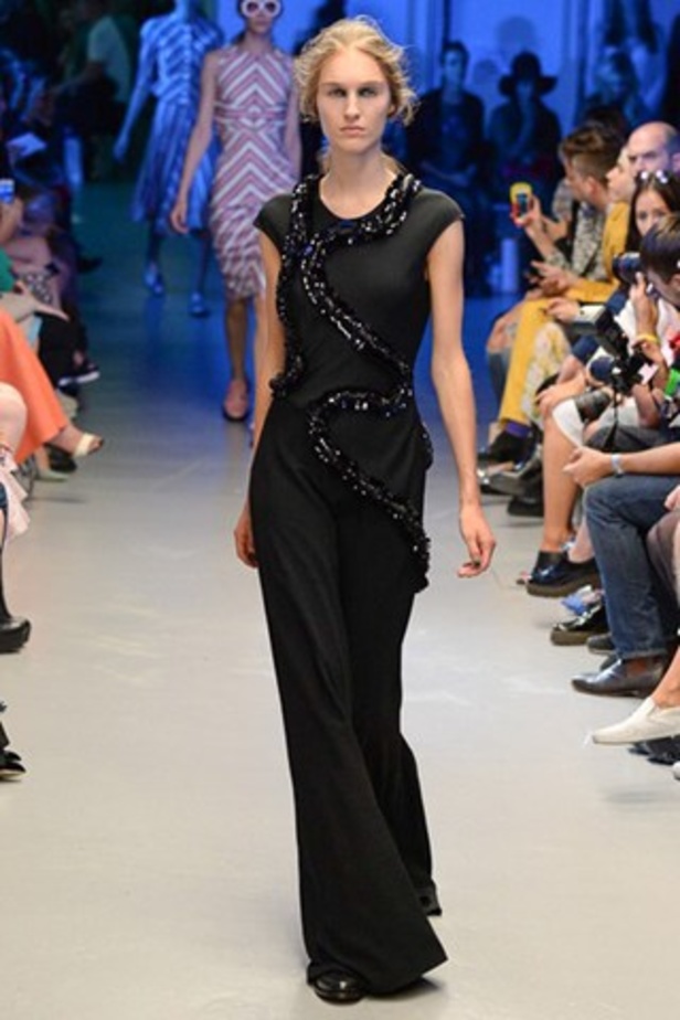 تصاميم غير متوقعة لدار Giles لربيع وصيف 2015