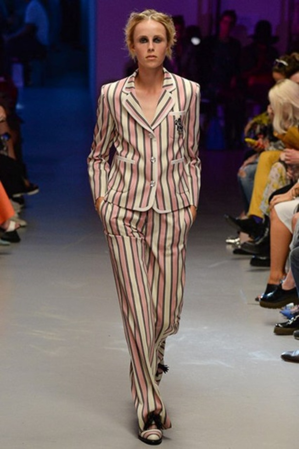 تصاميم غير متوقعة لدار Giles لربيع وصيف 2015