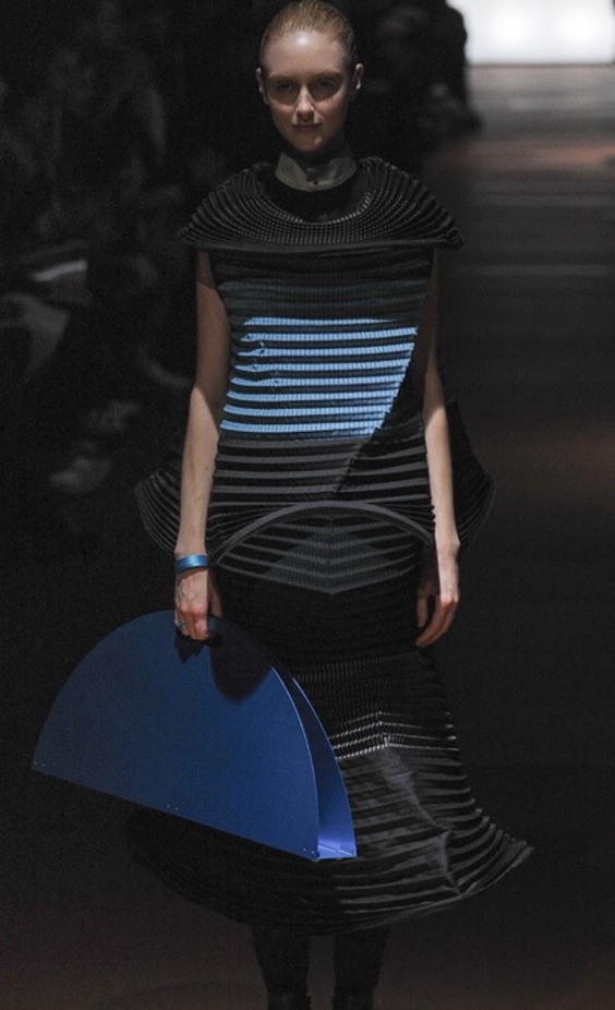 Issey Miyake يواجه خريف 2014 بابتسامة مشرقة 