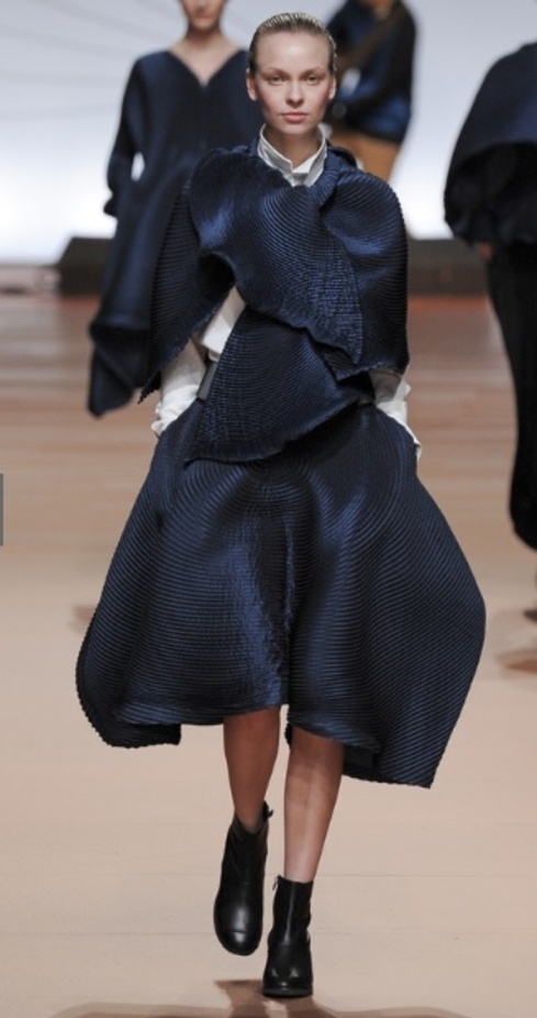 Issey Miyake يواجه خريف 2014 بابتسامة مشرقة 