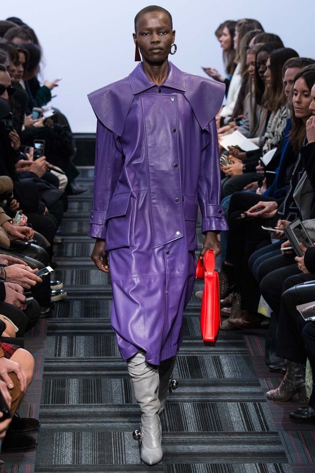 "J.W.Anderson".... صخب الثمانيّات بجرأة وتفرّد