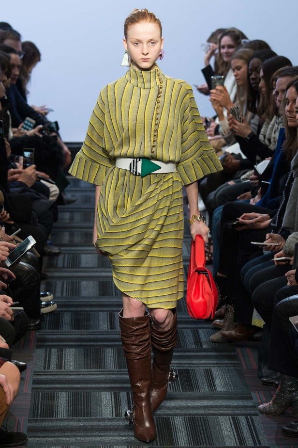 "J.W.Anderson".... صخب الثمانيّات بجرأة وتفرّد