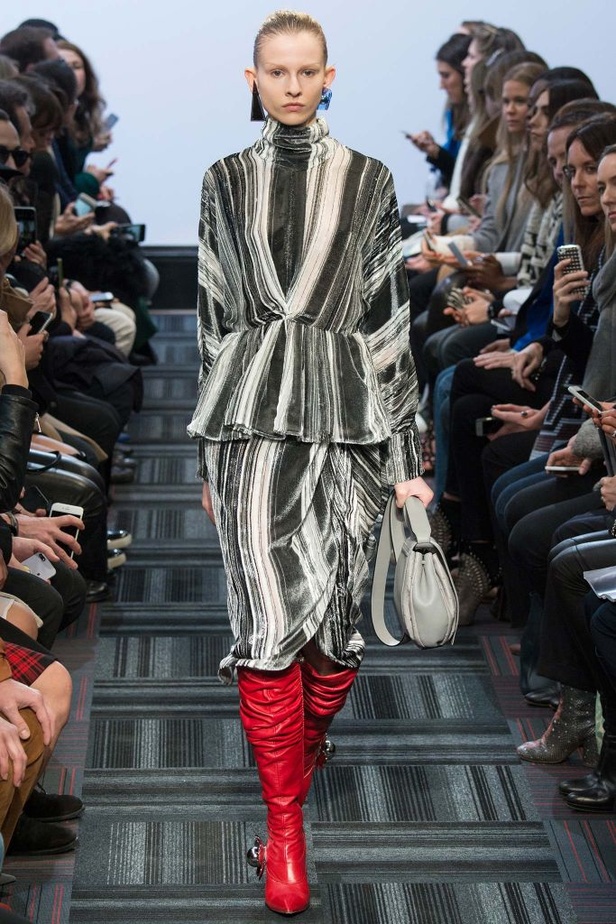 "J.W.Anderson".... صخب الثمانيّات بجرأة وتفرّد