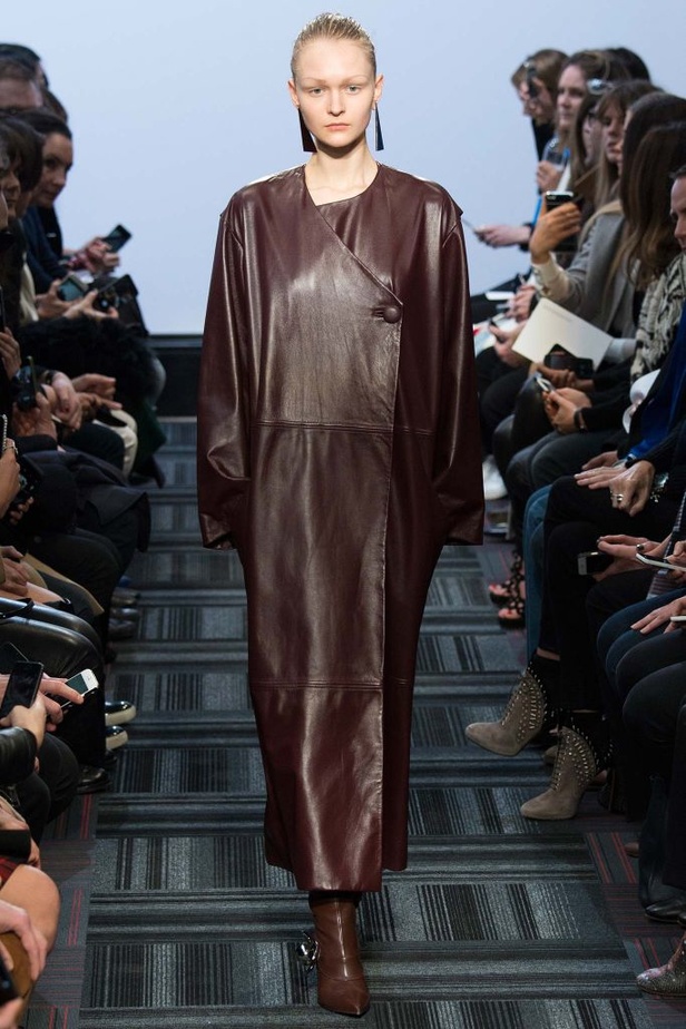 "J.W.Anderson".... صخب الثمانيّات بجرأة وتفرّد