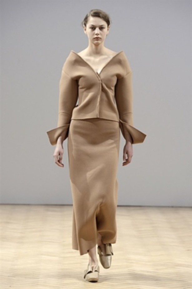 J.W. Anderson خريف شتاء 2014... تصاميم تتحدى الموضة! 