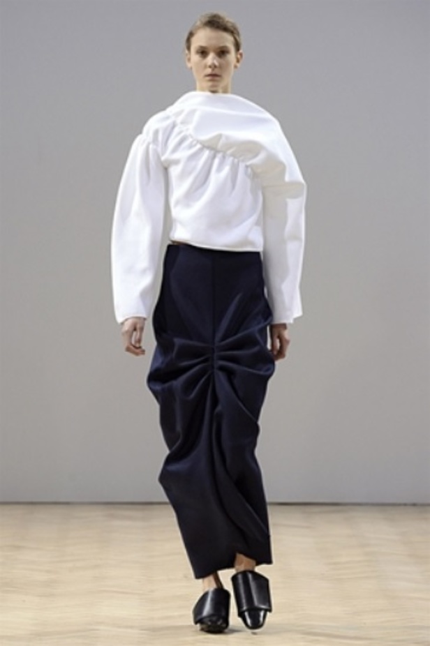 J.W. Anderson خريف شتاء 2014... تصاميم تتحدى الموضة! 