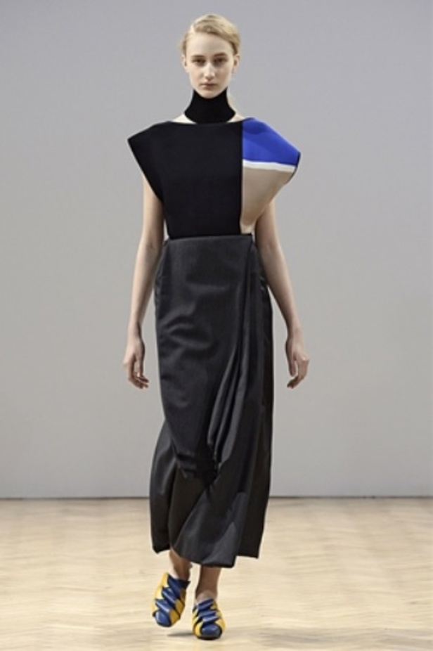 J.W. Anderson خريف شتاء 2014... تصاميم تتحدى الموضة! 