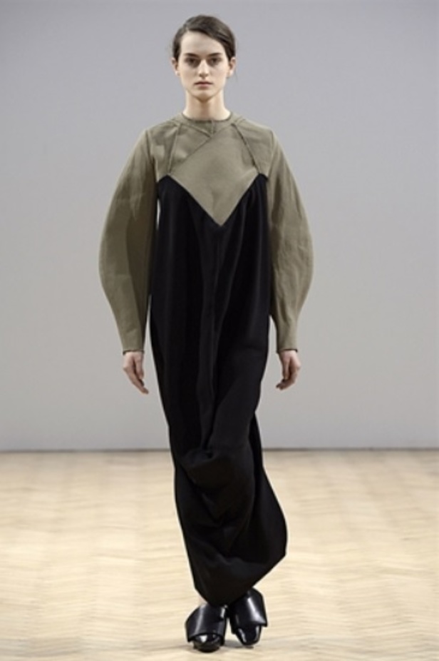 J.W. Anderson خريف شتاء 2014... تصاميم تتحدى الموضة! 