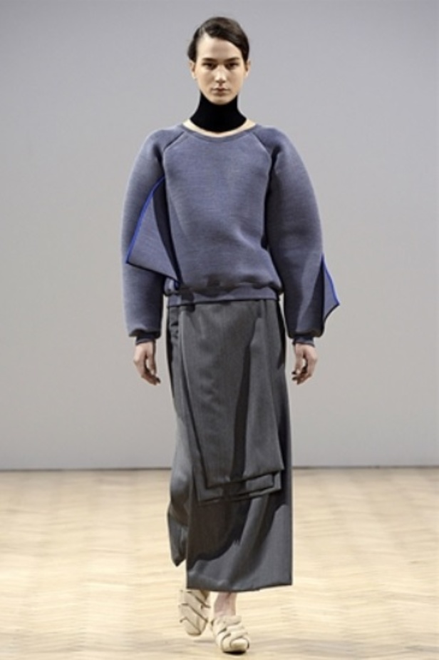 J.W. Anderson خريف شتاء 2014... تصاميم تتحدى الموضة! 