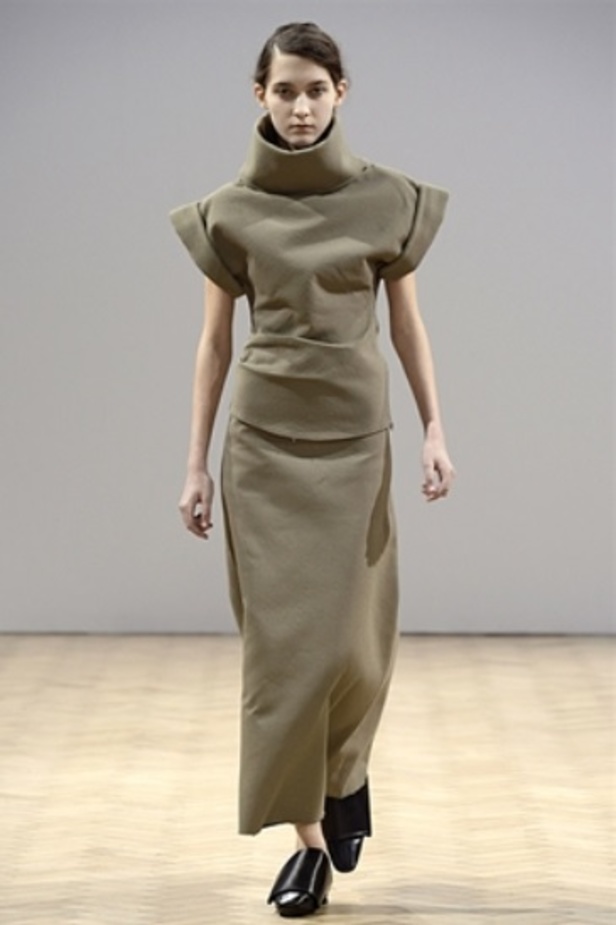 J.W. Anderson خريف شتاء 2014... تصاميم تتحدى الموضة! 