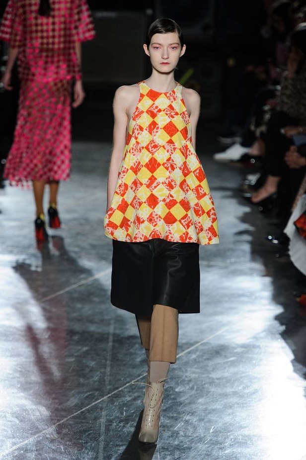 عرض أزياء JONATHAN SAUNDERS... خريف بألوان الجنون