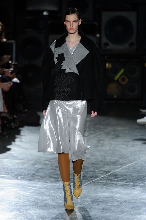 عرض أزياء JONATHAN SAUNDERS... خريف بألوان الجنون