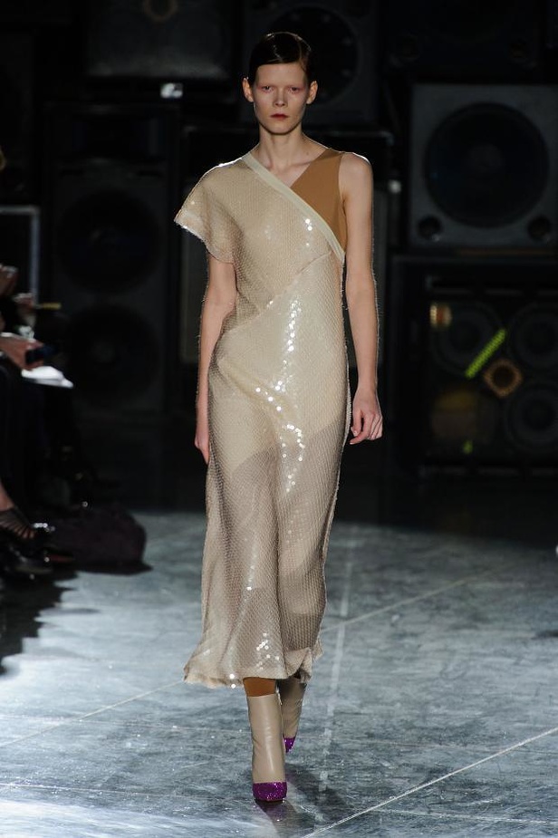 عرض أزياء JONATHAN SAUNDERS... خريف بألوان الجنون