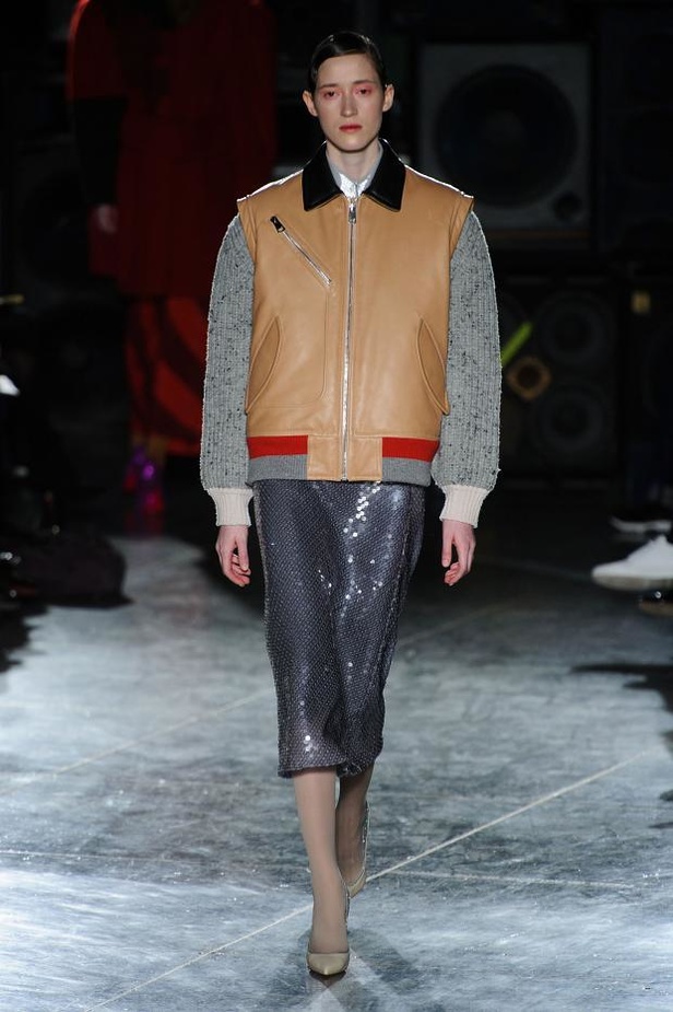 عرض أزياء JONATHAN SAUNDERS... خريف بألوان الجنون