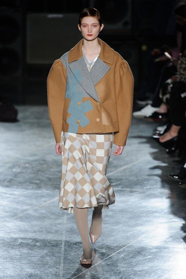 عرض أزياء JONATHAN SAUNDERS... خريف بألوان الجنون