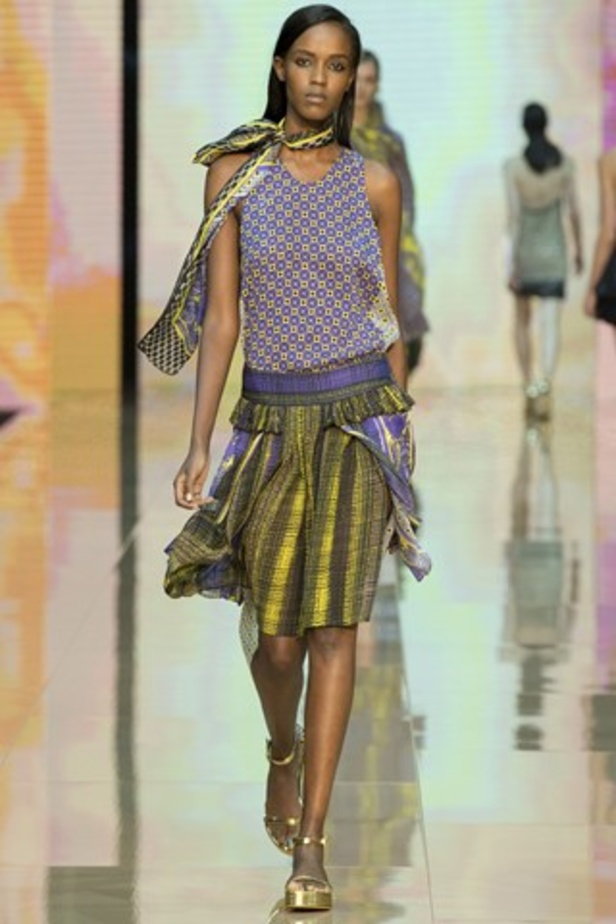 مزيد من الطبعات في عرض Just Cavalli لربيع وصيف 2015