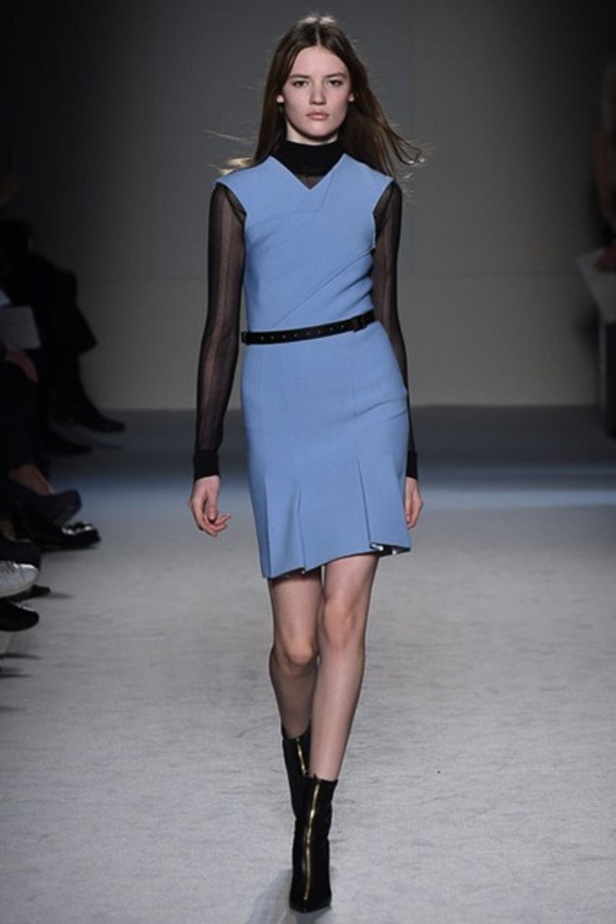 Roland Mouret: تصاميم كلاسيكية بنفحة عصرية