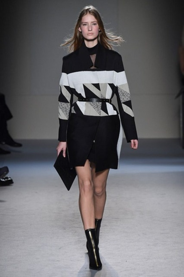 Roland Mouret: تصاميم كلاسيكية بنفحة عصرية