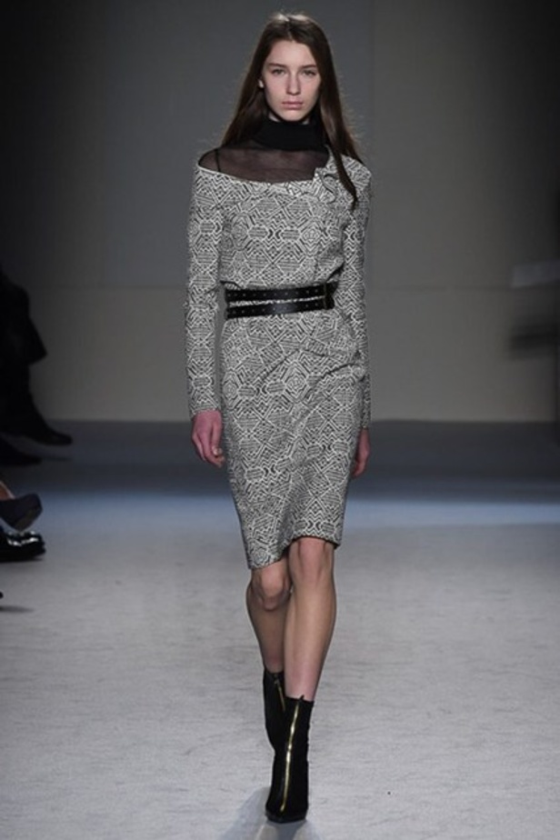 Roland Mouret: تصاميم كلاسيكية بنفحة عصرية