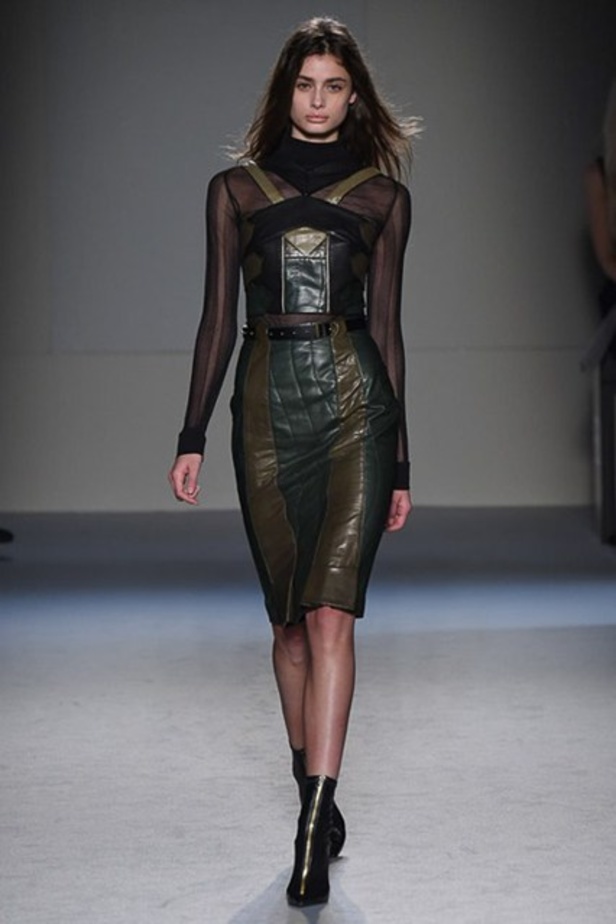 Roland Mouret: تصاميم كلاسيكية بنفحة عصرية