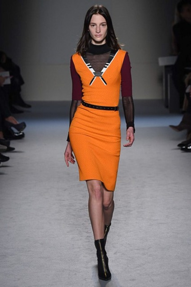 Roland Mouret: تصاميم كلاسيكية بنفحة عصرية